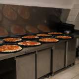 ...qui veniamo circondati dal forte calore e dall�odore di prodotti che stanno andando in forno...
